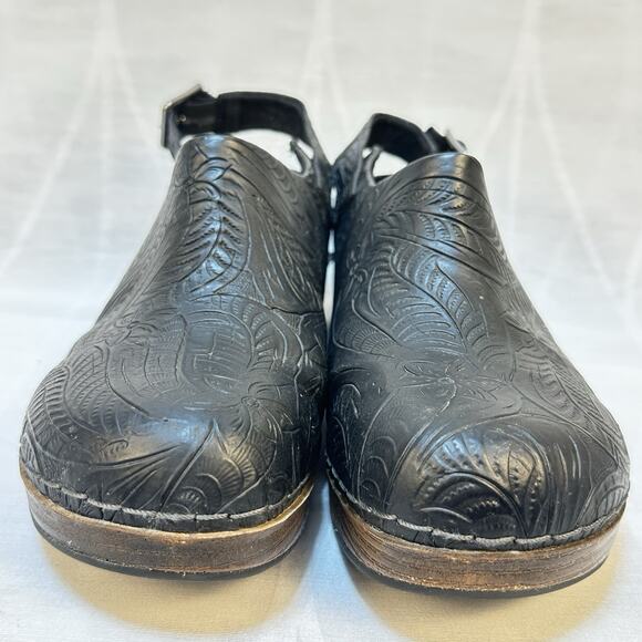 Bella Vita Starlee sz 8 Clogs Heel Strap Slip Resistant Black Tooled Leather - Picture 3 of 10